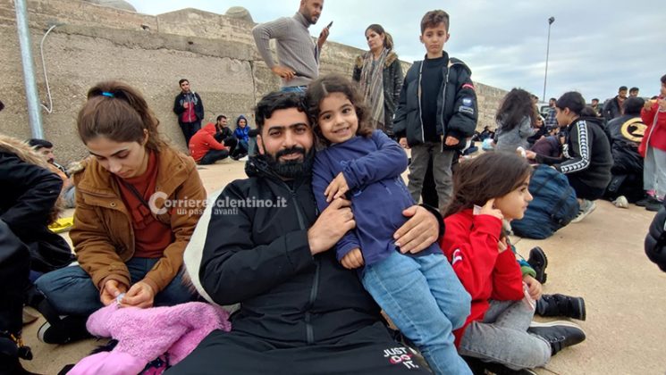 Sbarco a Leuca, sul veliero 100 migranti ed un cadavere. In due sospettati di essere gli scafisti - Corriere Salentino