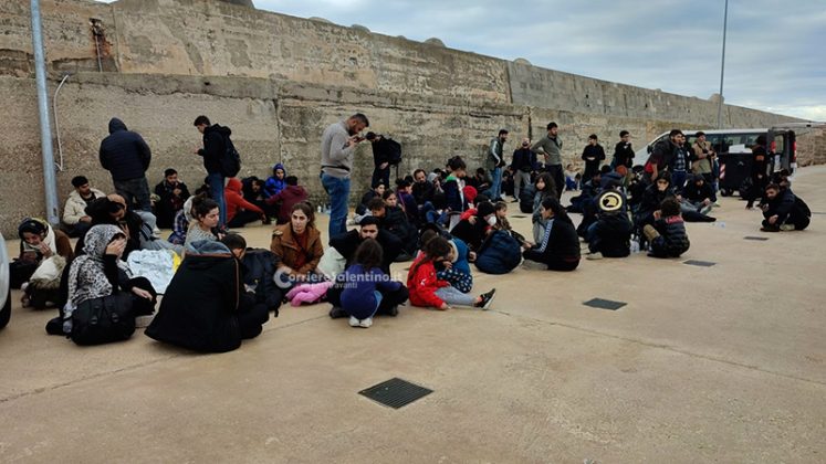 Sbarco a Leuca, sul veliero 100 migranti ed un cadavere. In due sospettati di essere gli scafisti - Corriere Salentino