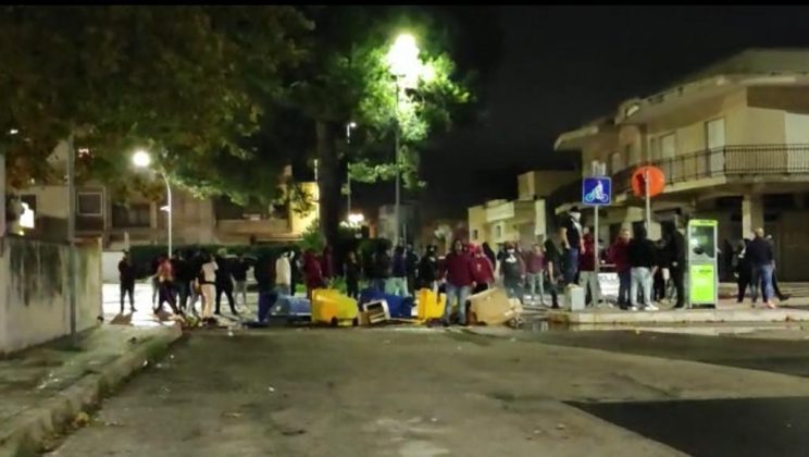 La polizia evita lo scontro tra tifosi, ma viene presa di mira con sassi e bottiglie: 12 agenti feriti dopo Nardò-Nocerina - Corriere Salentino