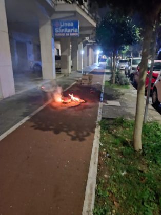 La polizia evita lo scontro tra tifosi, ma viene presa di mira con sassi e bottiglie: 12 agenti feriti dopo Nardò-Nocerina - Corriere Salentino