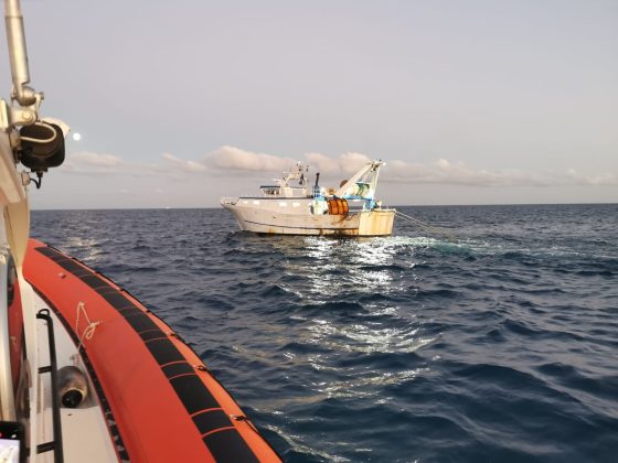 Pesca a strascico a 700 metri dalla costa, sequestrati 70 chili di pescato e peschereccio - Corriere Salentino
