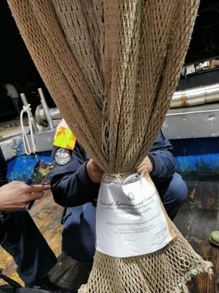Pesca a strascico a 700 metri dalla costa, sequestrati 70 chili di pescato e peschereccio - Corriere Salentino