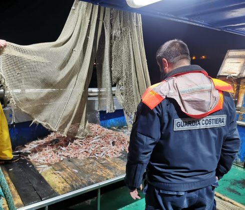 Pesca a strascico a 700 metri dalla costa, sequestrati 70 chili di pescato e peschereccio - Corriere Salentino