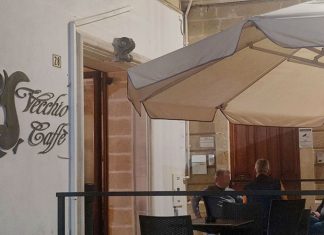 Ladri nella notte nel bar del centro: scardinate slot machine e cassa, via con il bottino