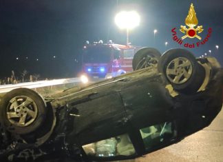 Si ribalta con l’auto dei genitori, paura in tangenziale per un neopatentato