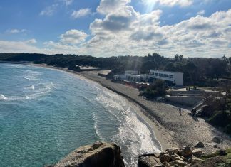Erosione a Torre dell’Orso, costone roccioso da mettere in sicurezza. Il sindaco Cisternino: “Non possiamo aspettare i tempi della burocrazia: necessario un commissario”