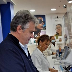 Quarant’anni di attività per l’ottico Vincenzo Mariano: la festa nello storico negozio - Corriere Salentino