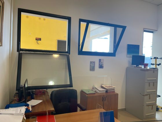 “Un infisso pesante colpisce alla testa una dipendente, tragedia sfiorata”: la denuncia di Scorrano - Corriere Salentino