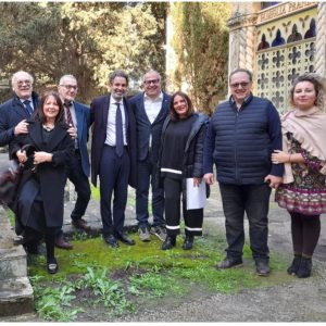 La commemorazione di Tito Schipa nel cimitero leccese, posa di una corona sulla tomba - Corriere Salentino