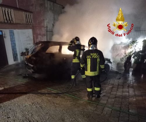 Roghi d’auto, nessuna tregua neppure a Natale: alle fiamme le auto di due fratelli ed il Suv della madre di un imprenditore - Corriere Salentino