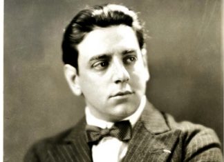 La commemorazione di Tito Schipa nel cimitero leccese, posa di una corona sulla tomba