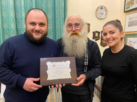 Consegnata una targa ad Antonio Caracuta, il pittore dei carcerati - Corriere Salentino