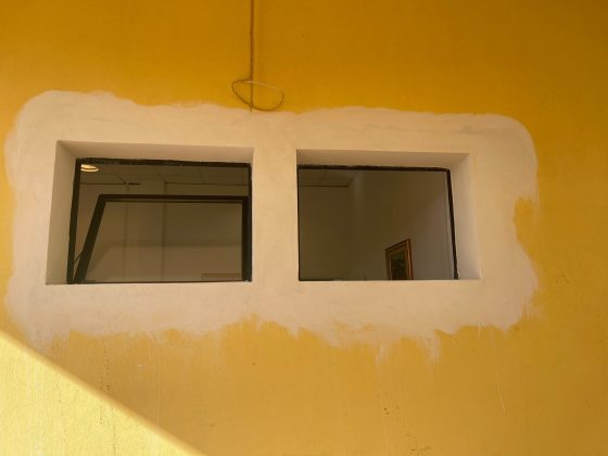 “Un infisso pesante colpisce alla testa una dipendente, tragedia sfiorata”: la denuncia di Scorrano - Corriere Salentino