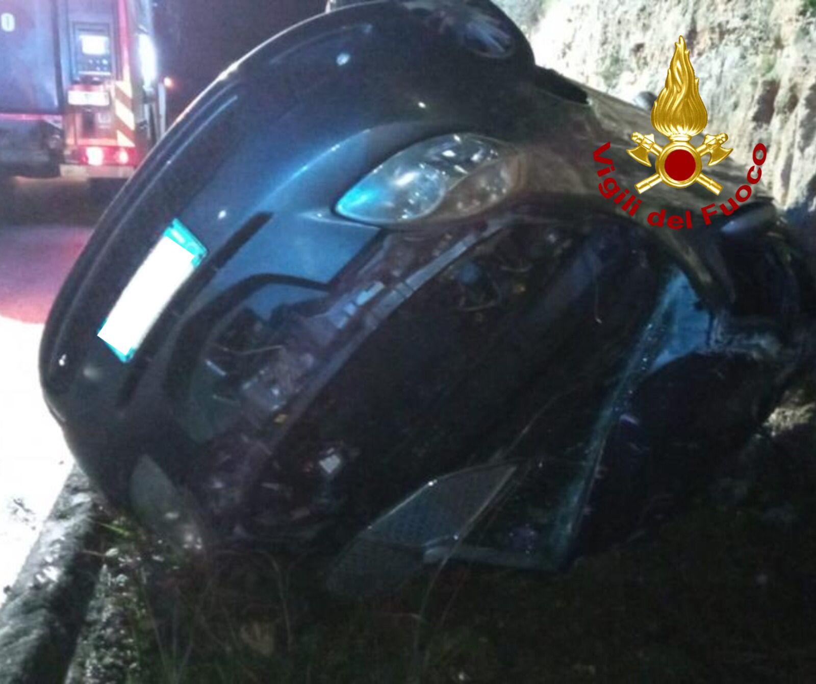 Paura in tangenziale, 22enne esce fuori strada e si ribalta: in ...
