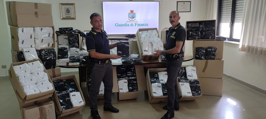 Produzione di calze contraffatte, imprenditore ai domiciliari, già scarcerato. Scoperti 21 lavoratori i - Corriere Salentino