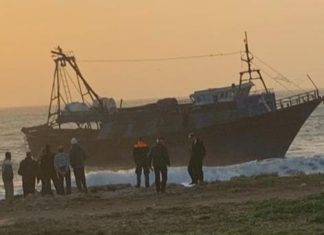 Motopeschereccio si incaglia a riva, a bordo è deserto: forse abbandonato alla deriva dopo uno sbarco