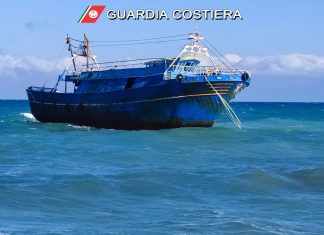 Altro peschereccio “fantasma” abbandonato alla deriva. Rischio sversamenti: attivato piano antinquinamento