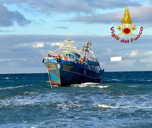 Altro peschereccio "fantasma" abbandonato alla deriva. Rischio sversamenti: attivato piano antinquinamento - Corriere Salentino