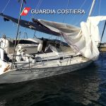Barca a vela si incaglia sotto costa: abbandonata dopo uno sbarco. Altra operazione di messa in sicurezza - Corriere Salentino