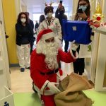 Babbo Natale arriva al "Fazzi" per donare sorrisi: si cala dal tetto per portare regali ai piccoli pazienti - Corriere Salentino