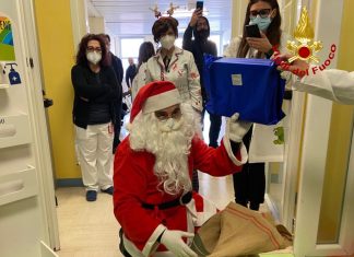 Babbo Natale arriva al “Fazzi” per donare sorrisi: si cala dal tetto per portare regali ai piccoli pazienti