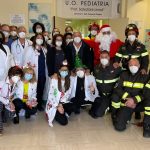 Babbo Natale arriva al "Fazzi" per donare sorrisi: si cala dal tetto per portare regali ai piccoli pazienti - Corriere Salentino