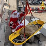 Babbo Natale arriva al "Fazzi" per donare sorrisi: si cala dal tetto per portare regali ai piccoli pazienti - Corriere Salentino