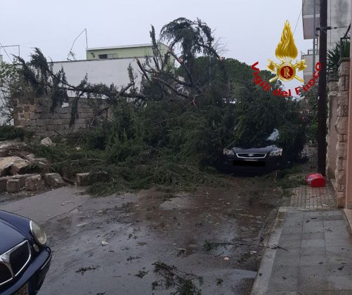 Intensi temporali e vento forte: danni in tutto il Salento. Salta la copertura di una Rsa - Corriere Salentino