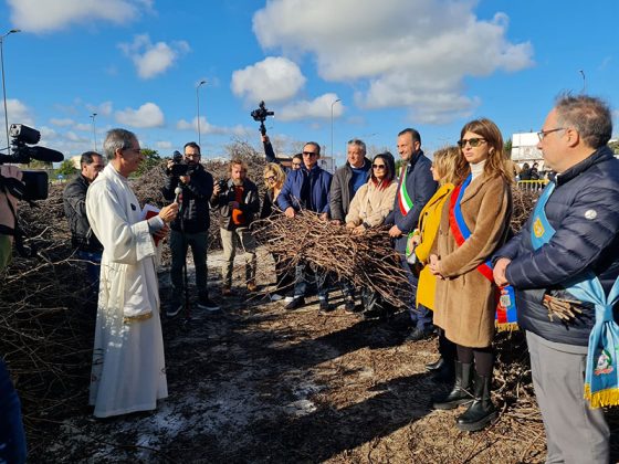 La benedizione e la posa della "prima" fascina a Novoli avvia il conto alla rovescia verso la Focara 2023 - Corriere Salentino