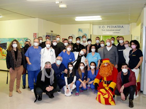 Babbo Natale GialloRosso e la squadra del Lecce fanno visita ai bambini ricoverati al Fazzi - Corriere Salentino