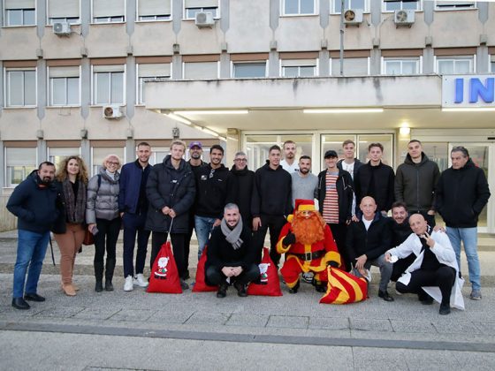 Babbo Natale GialloRosso e la squadra del Lecce fanno visita ai bambini ricoverati al Fazzi - Corriere Salentino