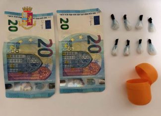 Tenta di disfarsi delle dosi di cocaina nascoste nell’ovetto Kinder: arrestato per spaccio
