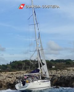 Barca a vela incagliata a riva sul litorale ionico. Forse usata per trasportare migranti - Corriere Salentino