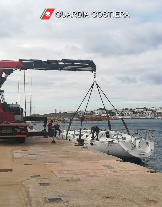 Barche distrutte dalle fiamme nello scalo di alaggio, catamarano a rischio affondamento: rimozione e messa in sicurezza - Corriere Salentino
