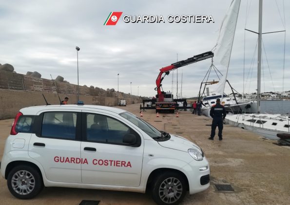 Barche distrutte dalle fiamme nello scalo di alaggio, catamarano a rischio affondamento: rimozione e messa in sicurezza - Corriere Salentino