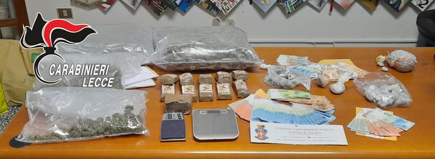 Viavai sospetto da una casa del centro storico, in cantina spuntano oltre 3,5 chili di droga: due giovani nei guai - Corriere Salentino