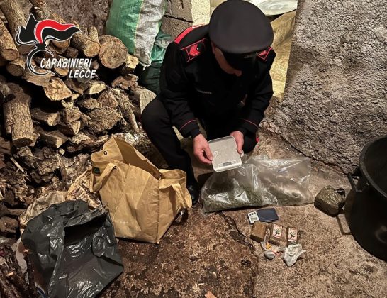 Viavai sospetto da una casa del centro storico, in cantina spuntano oltre 3,5 chili di droga: due giovani nei guai - Corriere Salentino