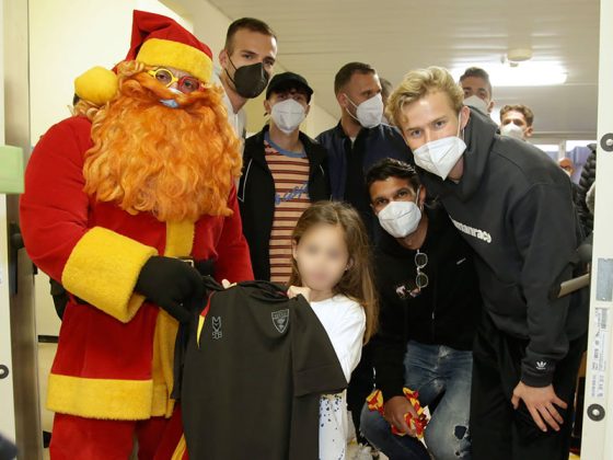 Babbo Natale GialloRosso e la squadra del Lecce fanno visita ai bambini ricoverati al Fazzi - Corriere Salentino