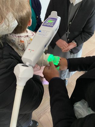 Dall’Associazione “Il filo di Andrea OdV”, un dispositivo di illuminazione vene senza contatto per l’Ospedale “Panico” di Tricase - Corriere Salentino