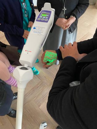 Dall’Associazione “Il filo di Andrea OdV”, un dispositivo di illuminazione vene senza contatto per l’Ospedale “Panico” di Tricase - Corriere Salentino