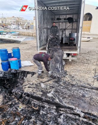 Barche distrutte dalle fiamme nello scalo di alaggio, catamarano a rischio affondamento: rimozione e messa in sicurezza - Corriere Salentino