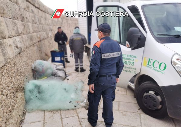 Barche distrutte dalle fiamme nello scalo di alaggio, catamarano a rischio affondamento: rimozione e messa in sicurezza - Corriere Salentino