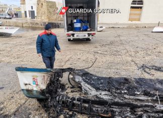 Barche distrutte dalle fiamme nello scalo di alaggio, catamarano a rischio affondamento: rimozione e messa in sicurezza