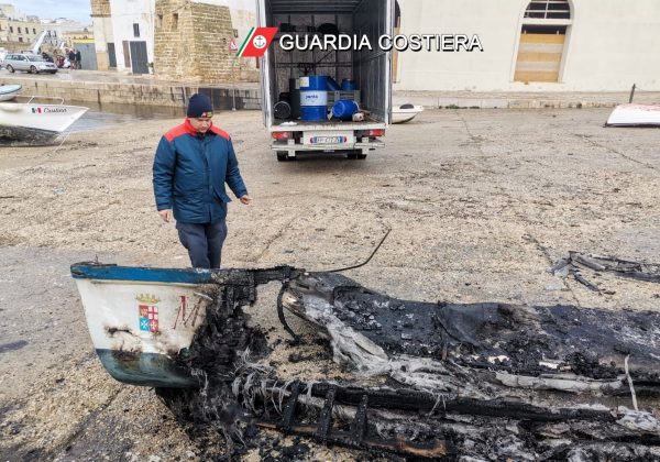Barche distrutte dalle fiamme nello scalo di alaggio, catamarano a rischio affondamento: rimozione e messa in sicurezza - Corriere Salentino