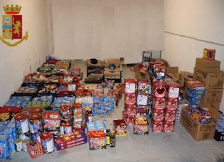 Botti illegali nel pieno centro di Gallipoli, finisce nei guai una 56enne. I consigli della polizia