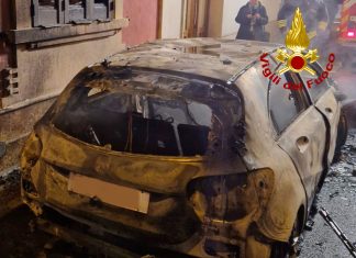 Dopo una breve tregua, tornano gli incendi d’auto: ad Aradeo distrutta dal fuoco una Mercedes