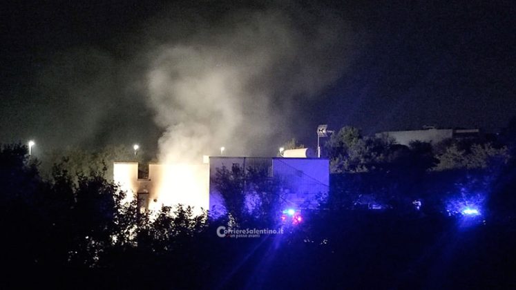 Fiamme nella villa di un imprenditore: danni ingenti. Si sospetta atto doloso - Corriere Salentino