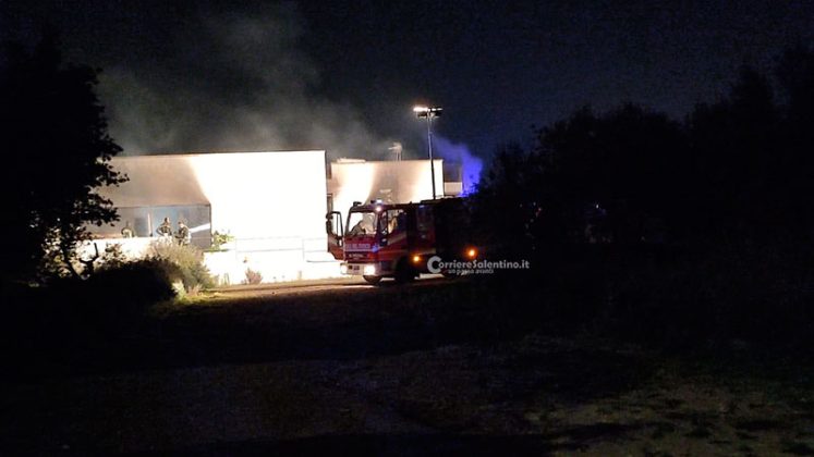 Fiamme nella villa di un imprenditore: danni ingenti. Si sospetta atto doloso - Corriere Salentino