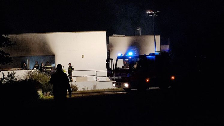 Fiamme nella villa di un imprenditore: danni ingenti. Si sospetta atto doloso - Corriere Salentino