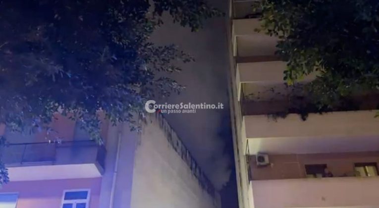 Divampano le fiamme in un appartamento: paura in pieno centro città - Corriere Salentino